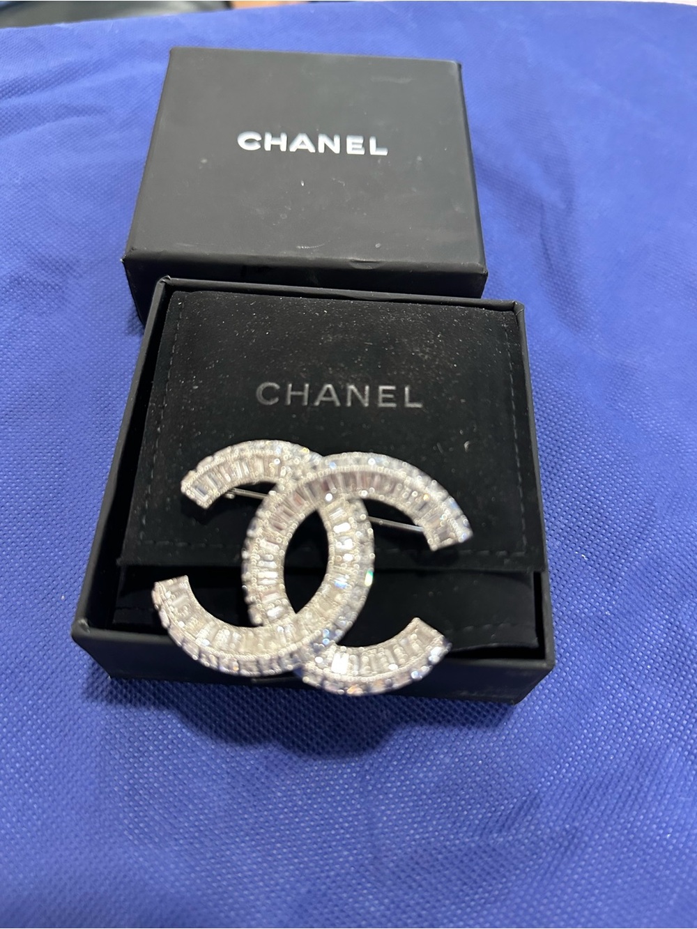 CHANEL Silver-Tone Textured Double CC Pin Brooch - Picture 2 of 3